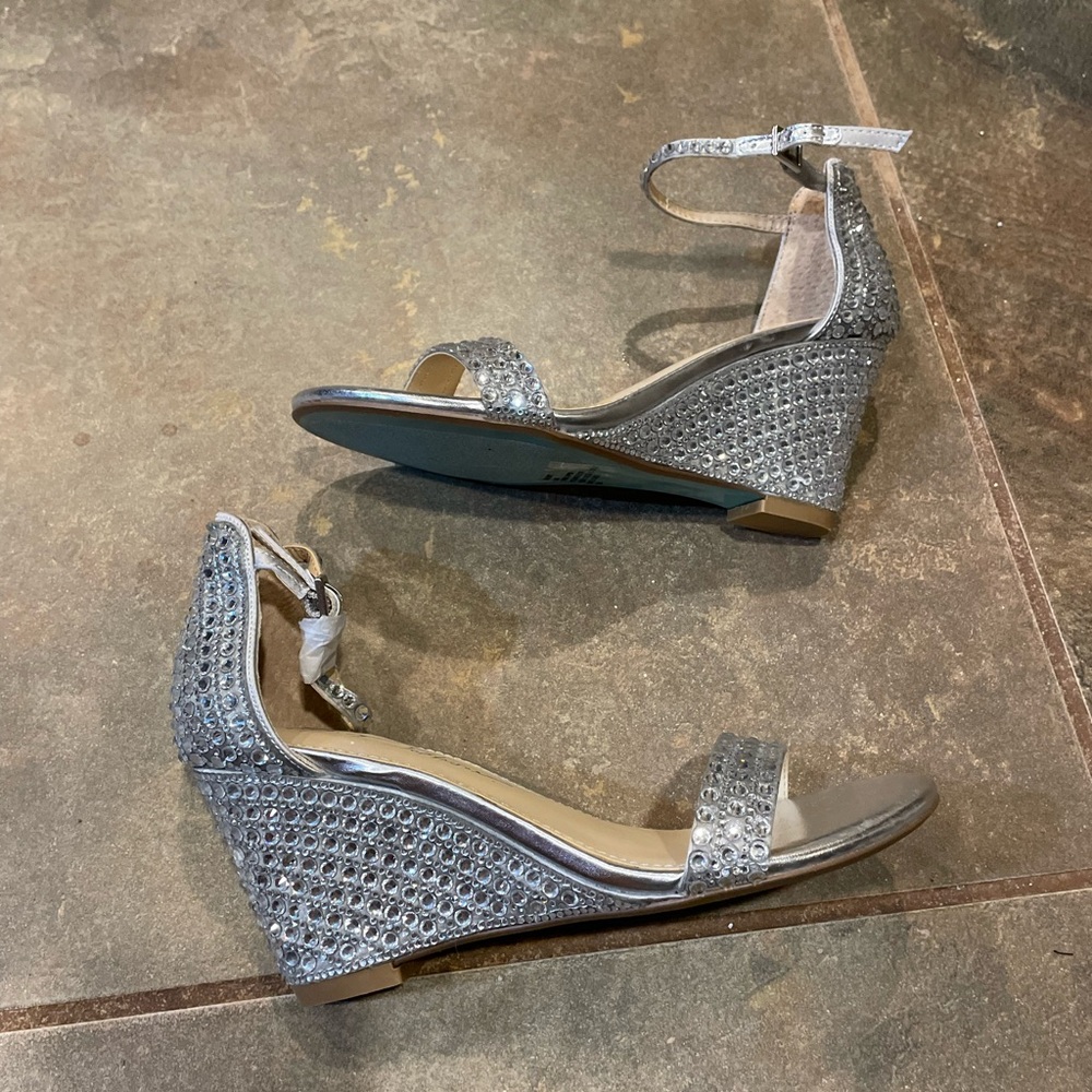 NWOB Betsey Johnson Debie Wedge Sandals - Picture 3 of 7